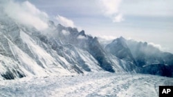 Pemandangan udara Gletser Siachen, yang melintasi wilayah Himalaya yang membagi India dan Pakistan, sekitar 750 kilometer barat laut Jammu, India. (Foto: AP)