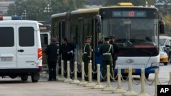 중국 베이징에서 공안이 버스 승객들을 검문하고 있다. (자료사진)