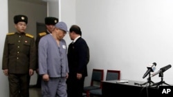 Misionaris Amerika Kenneth Bae (dua dari kanan) yang ditahan di Pyongyang, bersiap untuk berbicara dengan wartawan, 24 Januari 2014 (Foto: dok). Korea Utara menahan satu lagi warga Amerika yang diidentifikasi bernama Jeffrey Edward Fowle.