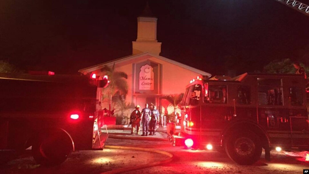Pemadam kebakaran berusaha memadamkan api di Islamic Center di kota Fort Pierce, Florida, Senin (12/9). 