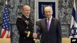 Chairman of the US Joint Chiefs of Staff, Army Gen. Martin Dempsey (l) with Israeli President Shimon Peres in Jerusalem, Jan. 20, 2012.