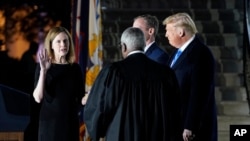 에이미 코니 배럿 미국 신임 연방대법관이 26일 백악관에서 도널드 트럼프 대통령이 지켜보는 가운데 취임 선서를 했다.