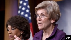 Anggota Komisi Perbankan Senat AS, Elizabeth Warren (kanan) mendesak Depkeu menyelidiki sumber-sumber keuangan teroris pasca bocornya dokumen Panama (foto: dok).