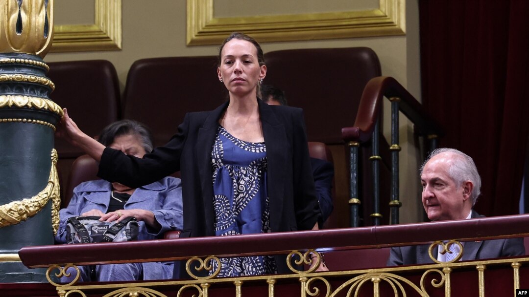 Carolina González, hija del ex candidato presidencial opositor Edmundo González Urrutia, asiste al debate parlamentario sobre el resultado electoral en Venezuela en Madrid, España, el martes 10 de septiembre de 2024.