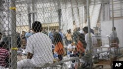 Esta foto de archivo del 17 de junio del 2018 proporcionada por la Oficina de Aduanas y Protección Fronteriza muestra a migrantes detenidos en un cuarto alambrado de un centro de detención en McAllen, Texas. (Oficina de Aduanas y Protección Fronteriza vía AP)