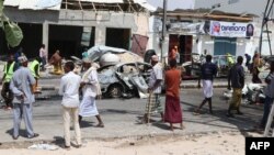 Warga berkumpul di lokasi ledakan bom mobil dekat gedung parlemen Somalia, di Mogadishu, Somalia, 8 Januari 2020. 