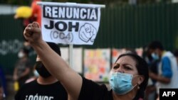 Opositores al gobierno exigieron la renuncia del presidente hondureño Juan Orlando Hernández por sus presuntos vínculos con el narcotráfico en Tegucigalpa, el 22 de enero de 2021.