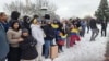 Venezolanos sortearon las bajas temperaturas para mostrar su apoyo al opositor Edmundo Gonzalez en las afueras de la OEA en Washington.