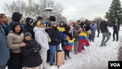 Venezolanos sortearon las bajas temperaturas para mostrar su apoyo al opositor Edmundo Gonzalez en las afueras de la OEA en Washington.