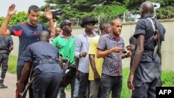 Des policiers fouillent des passants à Brazzaville, le 4 avril 2016.