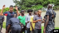 Des policiers fouillent des passants dans un quartier du sud de Brazzaville, Congo, 4 avril 2016.