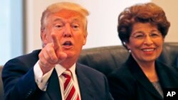 Jóvita Carranza dirigió la Oficina para las Pequeñas Empresas (SBA). Otro hispano, Alex Acosta, fue juramentado el viernes como secretario de Trabajo.