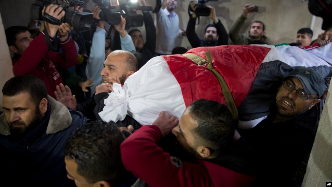 Para pelayat mengusung jenazah perempuan Palestina, Amal al-Taramsi, 43, dalam upacara pemakaman di Gaza City, 12 Januari 2019. Al-Taramsi tewas ditembak mati tentara Israeli dalam unjuk rasa Jumat di Jalur Gaza perbatasan Israel.