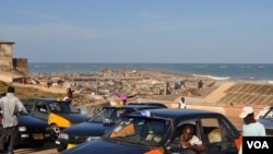 Taxis drivers wait for passengers near an beachfront slum in Accra's Jamestown (VOA/Laura Burke, Sept 2012).