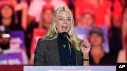 Bivša državna tužiteljka Floride Pam Bondi govori pred republikanskim predsjedničkim kandidatom bivšim predsjednikom Donaldom Trumpom na predizbornom skupu u First Horizon Coliseumu, 2. novembra 2024. u Greensborou, NC. (AP Photo/Alex Brandon)