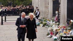 Король Чарльз та королева Камілла біля Букінгемського палацу, 9 вересня 2022 року