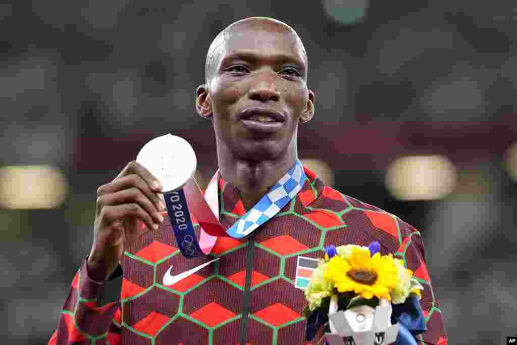 Silver medalist Timothy Cheruiyot, of Kenya, poses on the podium during he medal ceremony for the men&#39;s 1,500-meters at the 2020 Summer Olympics, Saturday, Aug. 7, 2021, in Tokyo. (AP Photo/Martin Meissner)