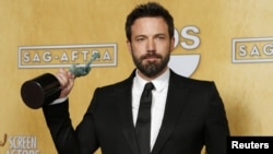 Director and actor Ben Affleck holds the award for outstanding performance by a cast in a motion picture for "Argo" at the 19th annual Screen Actors Guild Awards in Los Angeles, California January 27, 2013.