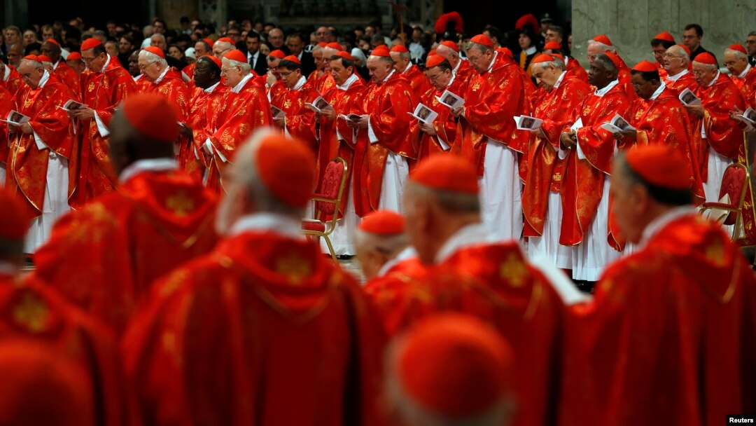 Aba Cardinaux, bari mu misa kw'isengero St. Peter's Basilica i Vaticano kw'igenekereoz rya 12 ry'ukwezi kwa gatatu, umwaka w'2013 .