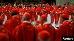 Aba Cardinaux, bari mu misa kw'isengero St. Peter's Basilica i Vaticano kw'igenekereoz rya 12 ry'ukwezi kwa gatatu, umwaka w'2013 .
