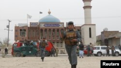 Polisi Afghanistan melakukan patroli di depan sebuah masjid di Kabul (foto: ilustrasi). 