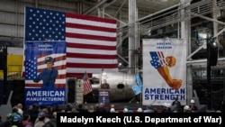 美国战争部长海格塞斯在缅因州巴斯的“自由兵工厂之旅”活动期间参观一家防务公司。(2026年2月9日)