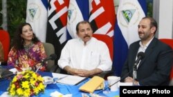 El presidente nicaraguense Daniel Ortega (centro) y la primera dama, Rosario Murillo, conversan con el vicepresidente iraní, Ali Saeidlo.[Foto: presidencia de Nicaragua]. 