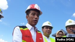 Presiden Jokowi saat meninjau bendungan Gondang di Karanganyar, Jawa Tengah, Kamis, 2 Mei 2019. (Foto: VOA/Yudha)