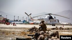 Marinir AS berjaga-jaga saat evakuasi di Bandara Internasional Hamid Karzai, Kabul, Afghanistan, 18 Agustus 2021. (Foto: US Marine Corps/1stLt. Mark Andries via REUTERS)