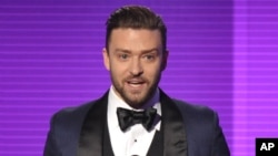 Justin Timberlake menerima penghargaan untuk penyanyi pria favorit kategori pop/rock pada acara American Music Awards di Nokia Theater, Los Angeles, 24 November 2013, di Los Angeles. (Foto: dok.)