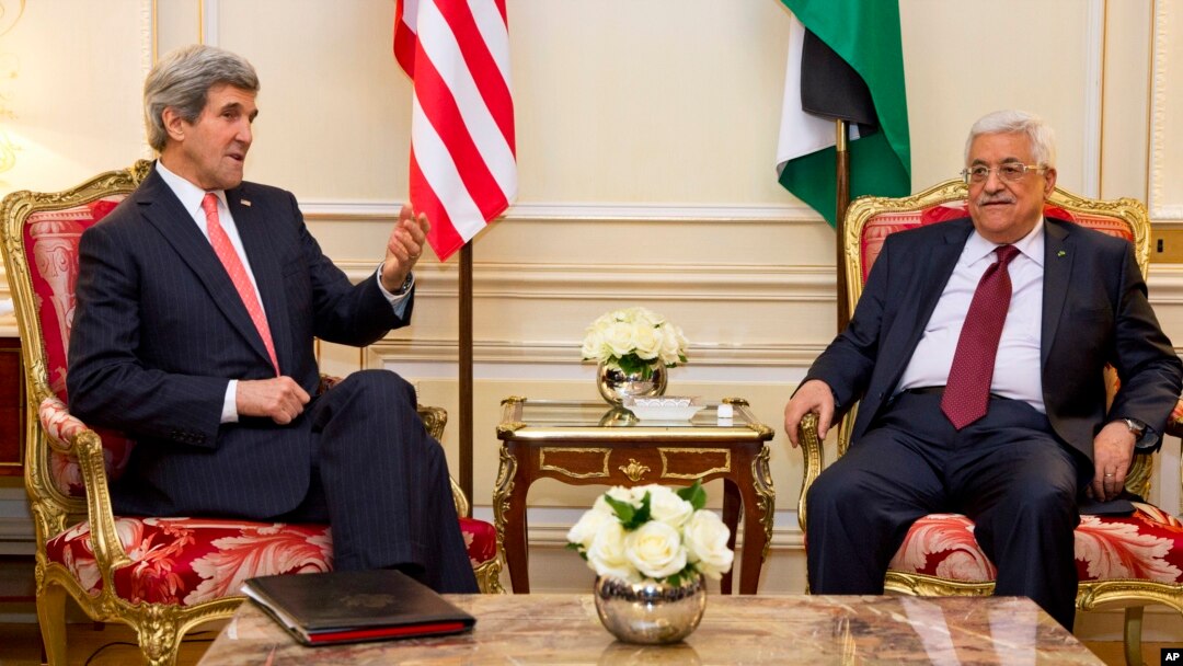 Menlu AS John Kerry (kiri) dan Presiden Palestina Mahmoud Abbas di Paris (19/2).