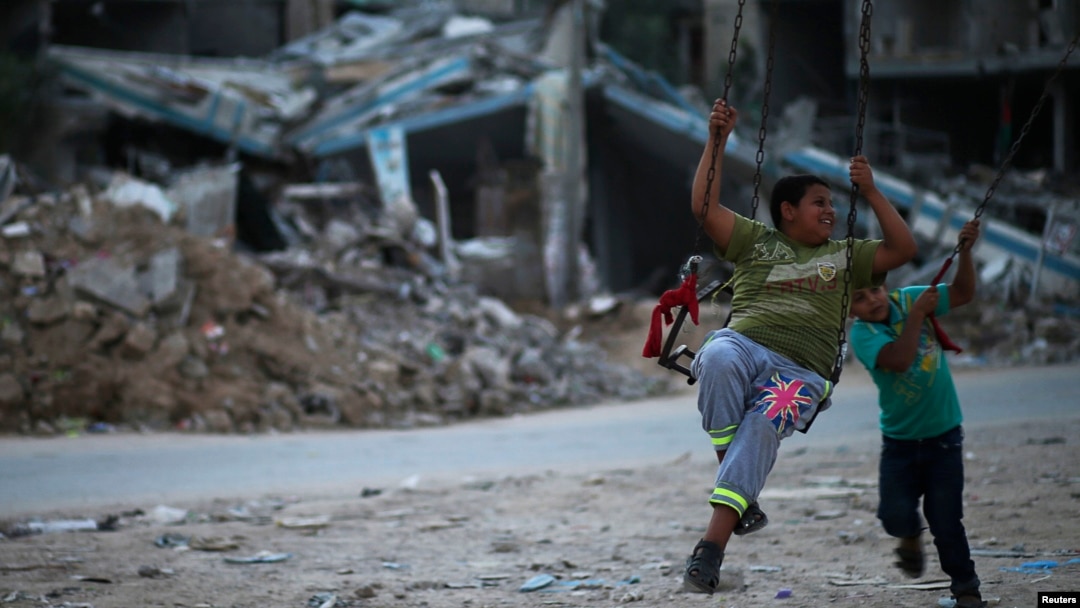 Anak-anak Palestina bermain di dekat reruntuhan bangunan di Beit Hanoun, Jalur Gaza yang hancur akibat serangan Israel tahun lalu (foto: dok).