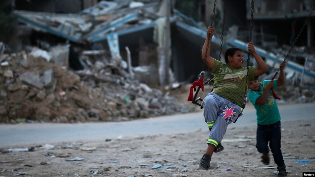 Anak-anak Palestina bermain di antara reruntuhan bangunan di Beit Hanoun, Jalur Gaza (foto: dok). Laporan PBB mengatakan sekurangnya 557 anak Palestina tewas dalam konflik Gaza tahun lalu.