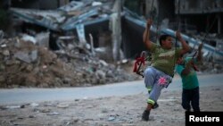 Anak-anak Palestina bermain di antara reruntuhan bangunan di Beit Hanoun, Jalur Gaza (foto: dok). Laporan PBB mengatakan sekurangnya 557 anak Palestina tewas dalam konflik Gaza tahun lalu.