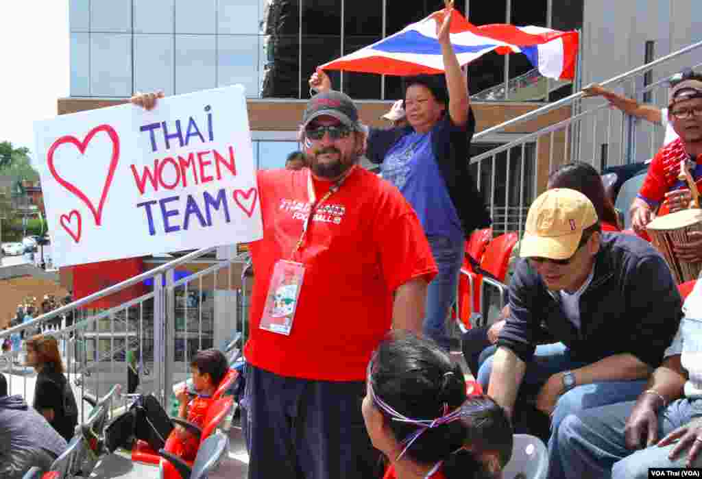 Thai Football fans in Ottawa