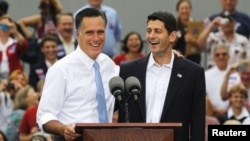ທ່ານ Mitt Romney ຜູ້ສະມັກປະທານາທິບໍດີຂອງພັກຣີພັບບລີກັນ ແນະນຳຕົວສະມາຊິກສະພາຕໍ່າສະຫະລັດ ທ່ານ Paul Ryan ທີ່ສະມັກເປັນຮອງປະທານາທິບໍດີຮ່ວມກັບທ່ານໃນລະຫວ່າງການໂຄສະນາຫາສຽງຢູ່ເທິງກຳປັ່ນລົບ USS Wisconsin ທີ່ປົດປະຈຳການແລ້ວ ທີ່ເມືອງ Norfolk ລັດເວີຈີເນຍ (11 ສິງຫາ 2012)