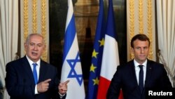 Presiden Prancis Emmanuel Macron dan Perdana Menteri Israel Benjamin Netanyahu menghadiri konferensi pers bersama di Istana Elysee Palace di Paris, 10 Desember 2017.