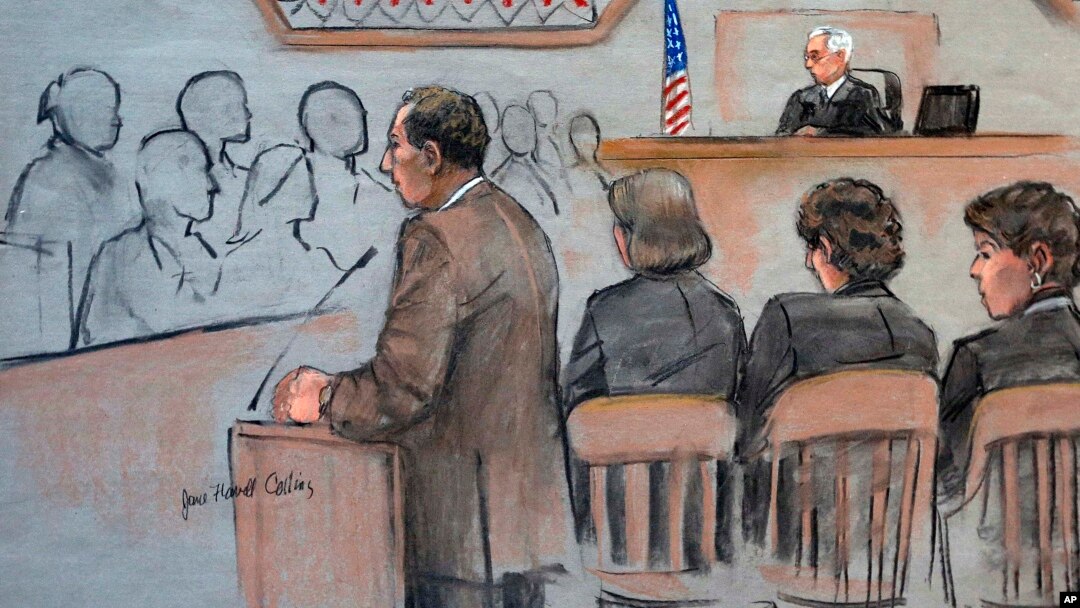 Dalam sketsa persidangan ini, Jaksa AS, William Weinreb, kiri, digambarkan memberikan pernyataan pembukaan di hadapan Hakim Distrik AS George O'Toole Jr, ujung kanan, pada hari pertama persidangan tersangka bom Boston, Dzhokhar Tsarnaev, di Boston (4/3).