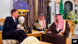 Raja Salman (Arab Saudi), kanan, berbindang dengan Menlu Inggris, Jeremy Hunt di Riyadh, 12 November 2018. (Foto: dok).