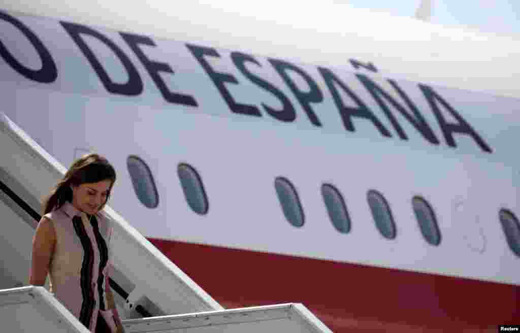 Rèn Letizia Ortiz pandan li tap desann avyon pou l te rive nan Kapital ayisyèn nan Pòtoprens. 22 me 2018. REUTERS/Andres Martinez Casares