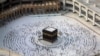 Jamaah mengelilingi Ka'bah, tempat suci umat Islam, di tengah Masjidil Haram di kota suci Mekkah, 2 Agustus 2020. (Foto: AFP)