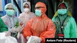 Para petugas medis di Aceh mengenakan jas hujan sekali pakai untuk menangani pasien Covid-19 (foto: Antara). Petugas kesehatan paling berisiko terpapar virus corona. 