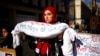 Seorang pengunjuk rasa memegang kain kafan bertuliskan "Anak-anak Gaza" ketika para aktivis dan pendukung pro-Palestina melakukan protes di pusat kota London pada 30 Maret 2024, menyerukan gencatan senjata dalam konflik Israel-Hamas. (Foto: AFP)