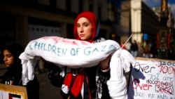 Seorang pengunjuk rasa memegang kain kafan bertuliskan "Anak-anak Gaza" ketika para aktivis dan pendukung pro-Palestina melakukan protes di pusat kota London pada 30 Maret 2024, menyerukan gencatan senjata dalam konflik Israel-Hamas. (Foto: AFP)