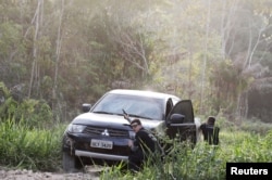 FILE PHOTO: Federal police officers shoot suspects with the Brazilian Institute of Environment and Renewable Natural Resources (IBAMA) at an illegal gold mine near Para state, Brazil, on August 30, 2019.  REUTERS/Nacho Doce/File Photo)