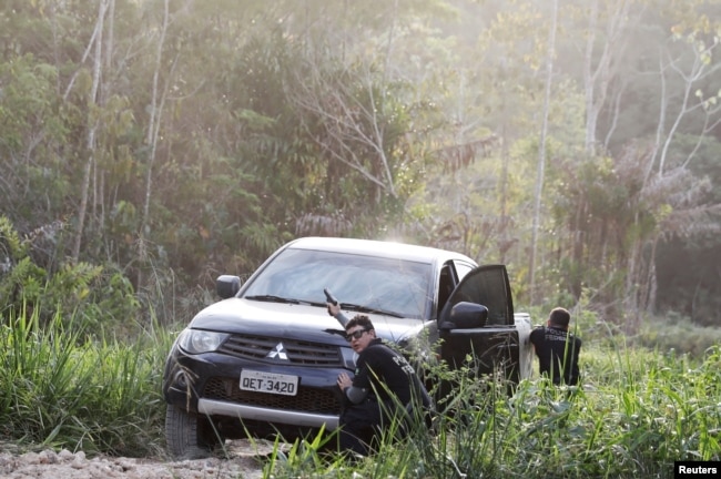 FILE PHOTO: Federal Police officers shoot suspected loggers during an operation ran jointly with the Brazilian Institute for the Environment and Renewable Natural Resources (IBAMA) at an illegal gold mine near the city of Altamira, Para state, Brazil, August 30, 2019. (REUTERS/Nacho Doce/File Photo)