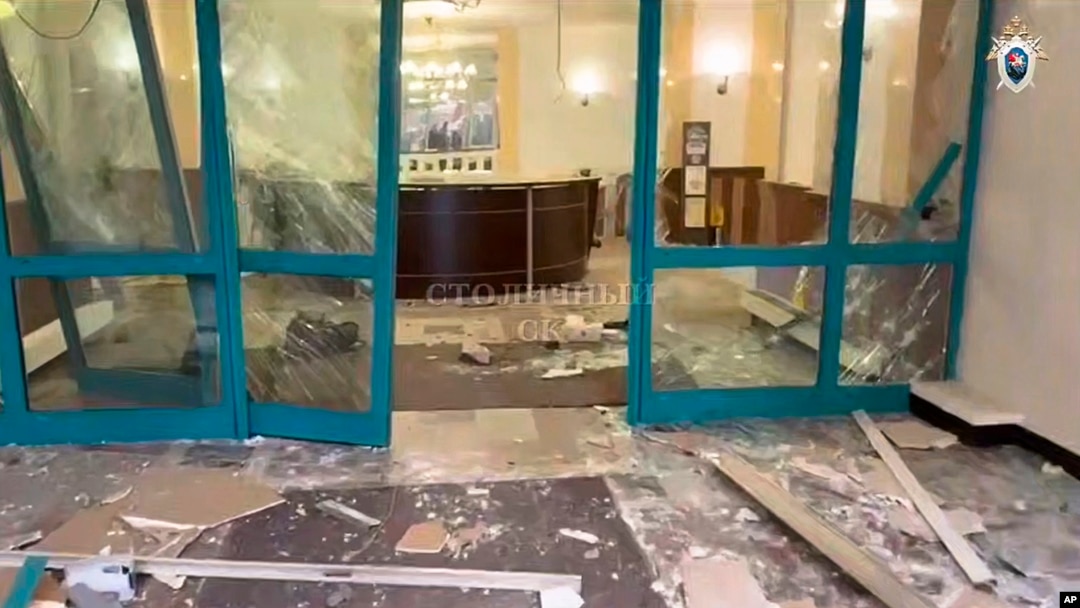 Esta imagen extraída de un video publicado por el Comité Investigador de Moscú el lunes 3 de febrero de 2025 muestra los daños de una explosión en un bloque lujoso de viviendas en Moscú, donde una persona murió y cuatro resultaron heridas, según agencias rusas de noticias. (AP)