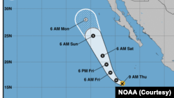 Esta gráfica de NOAA, la Administración Oceánica y de la Atmósfera de EE.UU. muestra la trayectoria de la tormenta tropical Ivo el jueves, 22 de agosto, de 2019.