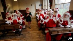 Para siswa sekolah khusus 'Sinterklas' "The Ministry of Fun Santa School" di Museum Sekolah Ragged di London timur, mengikuti sesi pemotretan, 16 November 2017. (Foto: dok).