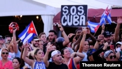 Decenas de personas salen a las calles de La Pequeña Habana en Miami en solidaridad con sus hermanos cubanos.